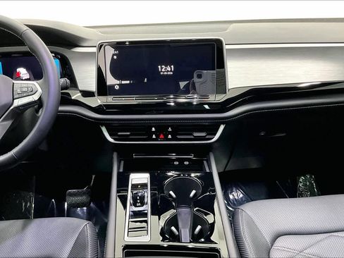 Used 2024 Volkswagen Atlas Cross Sport SE w/ Panoramic Sunroof Package image 7