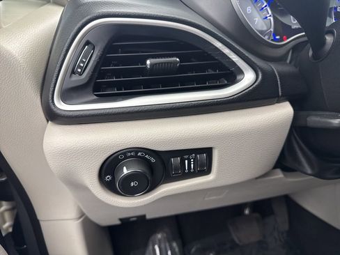 Used 2020 Chrysler Pacifica Touring image 28