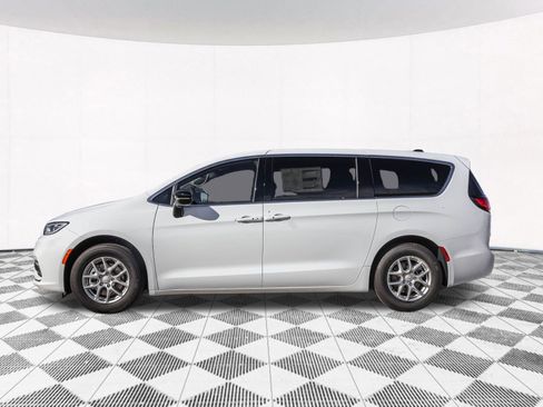 New 2026 Chrysler Pacifica Select image 6