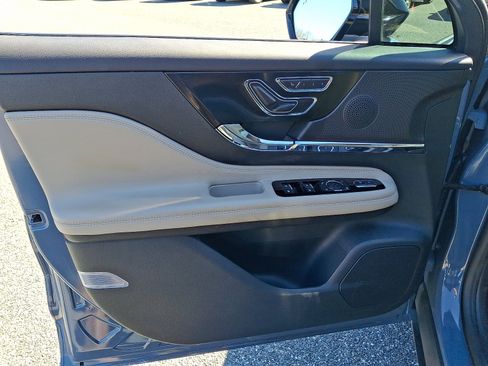 Used 2025 Lincoln Corsair Reserve AWD/4WD image 12
