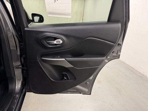 Used 2019 Jeep Cherokee Limited AWD/4WD image 13