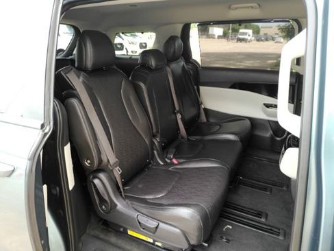 Used 2024 Kia Carnival EX FWD image 21
