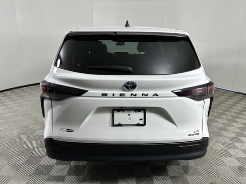 Used 2024 Toyota Sienna LE FWD image 7