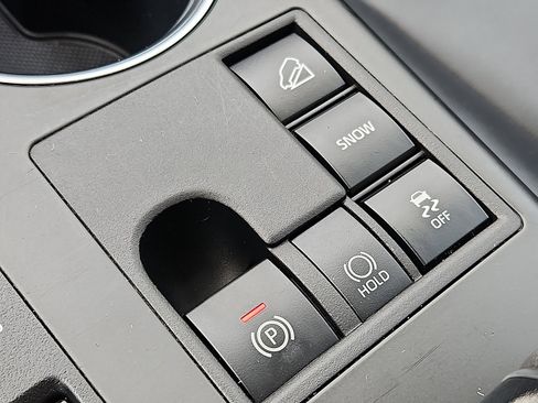 Used 2024 Toyota Highlander XLE image 25