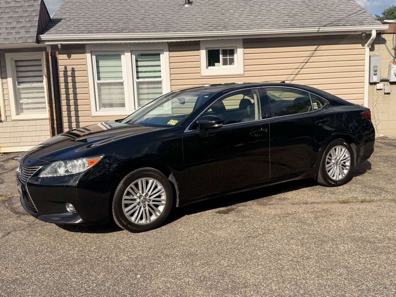 Used 2015 Lexus ES 350 w/ Luxury Package FWD image 2
