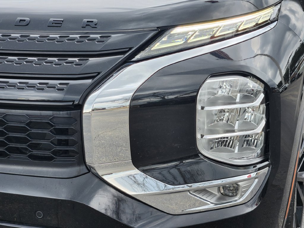 Used 2024 Mitsubishi Outlander SE Black Edition FWD image 8