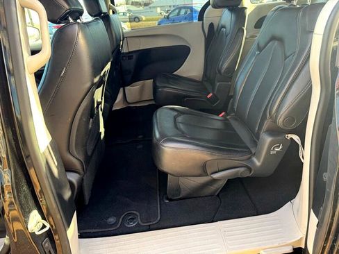 Used 2023 Chrysler Pacifica Touring-L image 16