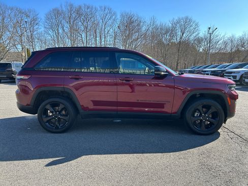 Used 2023 Jeep Grand Cherokee Altitude image 3