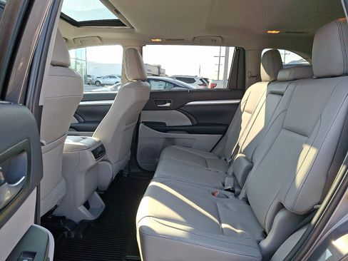 Used 2019 Toyota Highlander XLE image 10