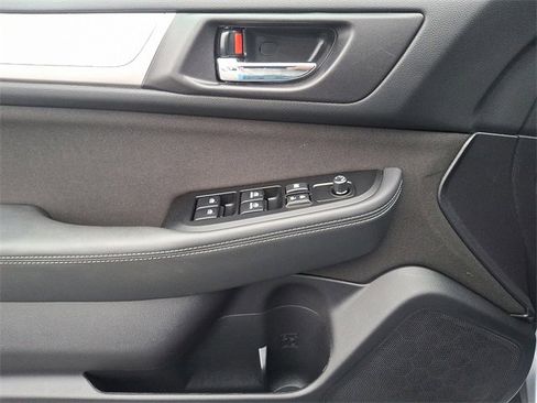 Used 2018 Subaru Outback 2.5i Premium image 12