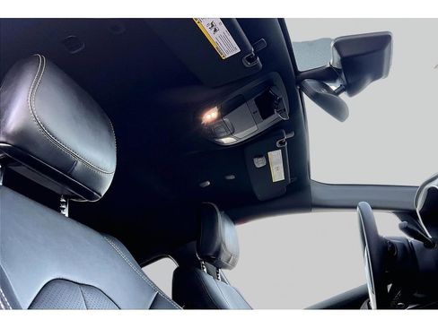 Certified 2025 Chrysler Pacifica Select image 18