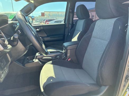 Used 2022 Toyota Tacoma TRD Sport w/ Technology Package image 10