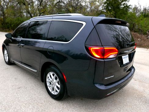 Used 2020 Chrysler Pacifica Touring-L image 8