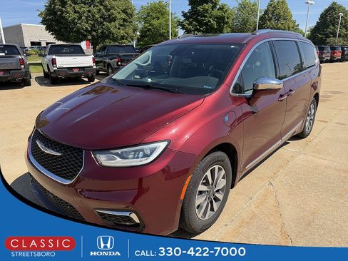 Used 2021 Chrysler Pacifica Limited w/ Uconnect Theater Family Group FWD image 1