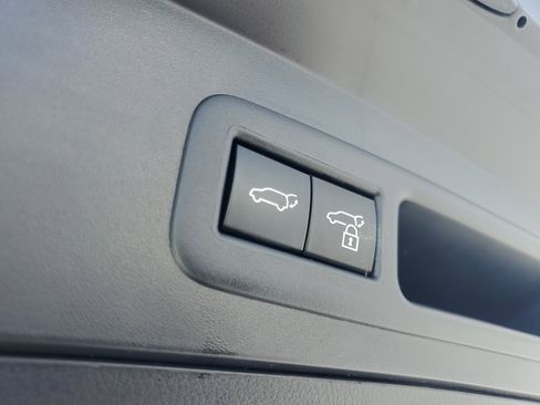 Used 2022 Lexus UX 200 w/ Premium Package FWD image 9
