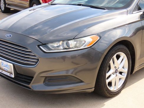 Used 2015 Ford Fusion SE image 3