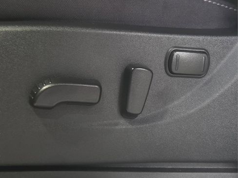 Used 2025 Nissan Frontier SV image 19