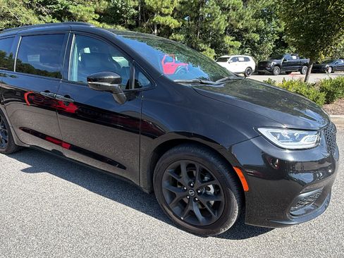 Used 2025 Chrysler Pacifica Limited FWD image 5