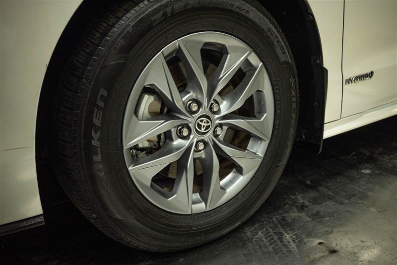 Used 2021 Toyota Sienna XLE w/ XLE Plus Package FWD image 3