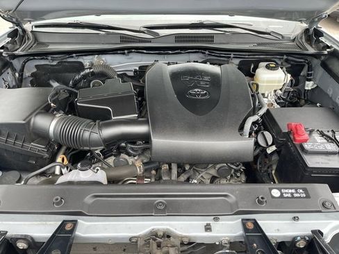 Certified 2019 Toyota Tacoma TRD Off-Road AWD/4WD image 11