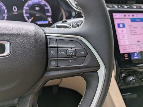 Used 2024 Jeep Grand Cherokee Limited image 30