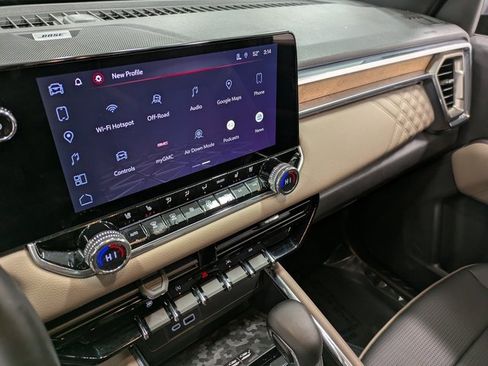 Used 2024 GMC Canyon Denali image 12