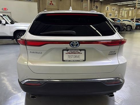 Used 2022 Toyota Venza XLE image 7