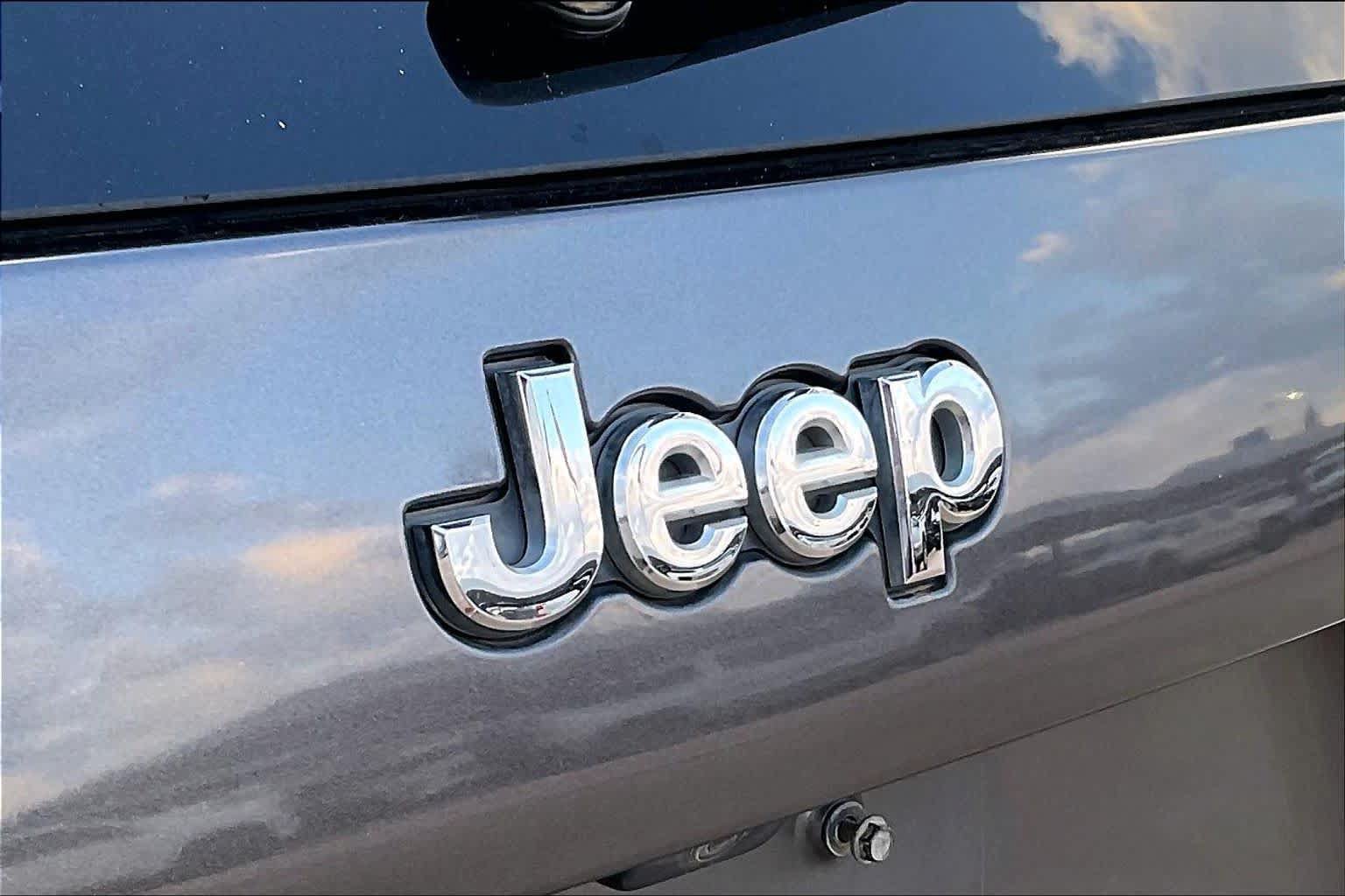 Used 2021 Jeep Cherokee Latitude Plus w/ Sun & Sound Group FWD image 30