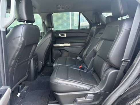 Used 2024 Ford Explorer XLT w/ Equipment Group 202A RWD image 9