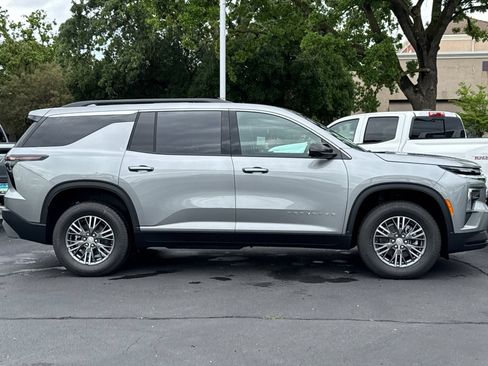 Used 2026 Chevrolet Traverse LT w/ Driver Confidence Package AWD/4WD image 2