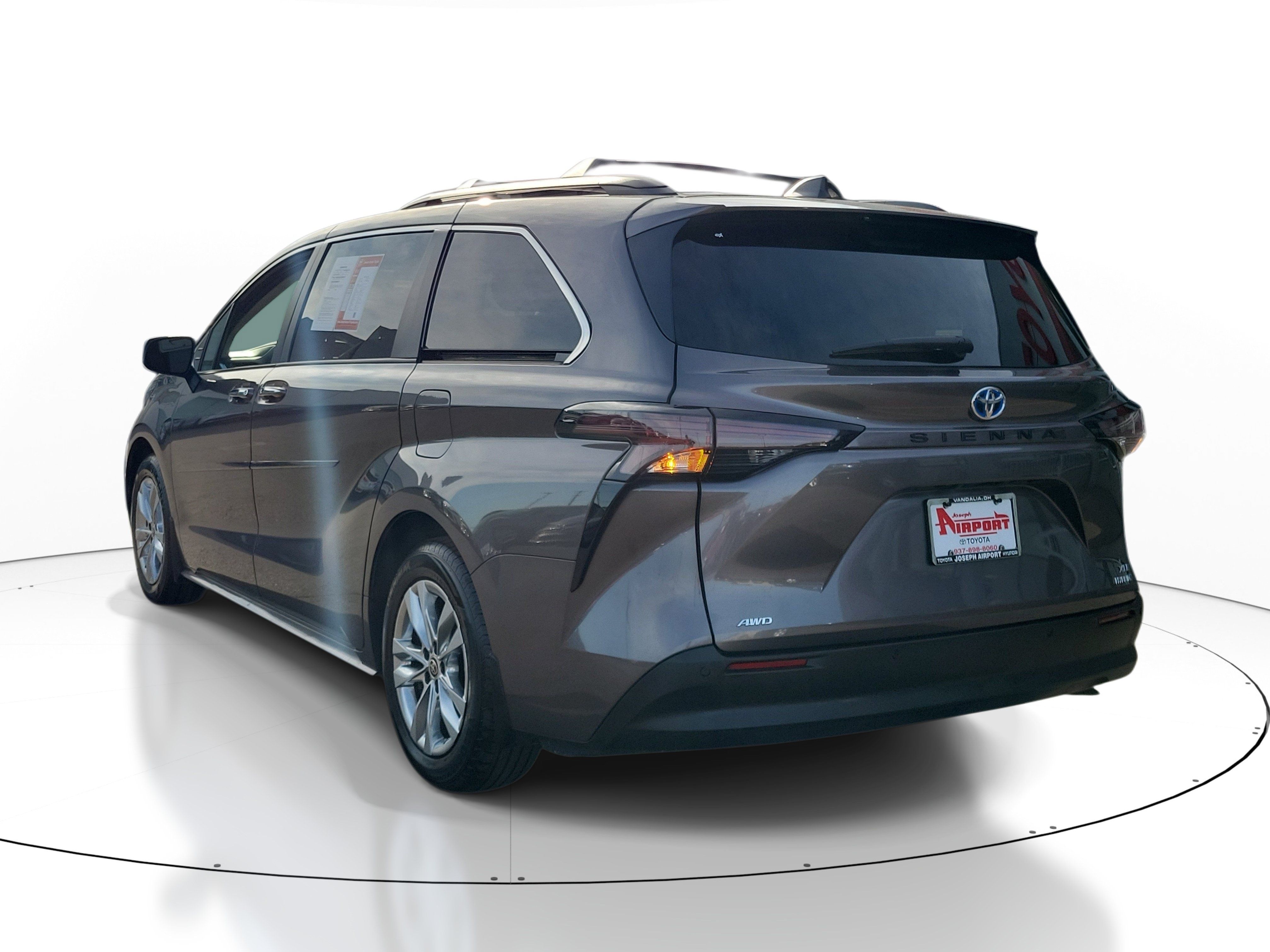 Used 2023 Toyota Sienna XLE w/ XLE Plus Package AWD/4WD image 3