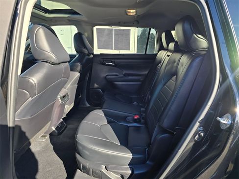 Certified 2022 Toyota Highlander XLE image 16