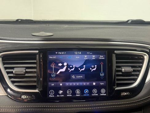 Used 2019 Chrysler Pacifica Limited w/ Advanced Safetytec Group FWD image 16