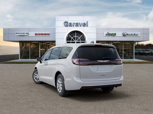 New 2026 Chrysler Pacifica Select image 3