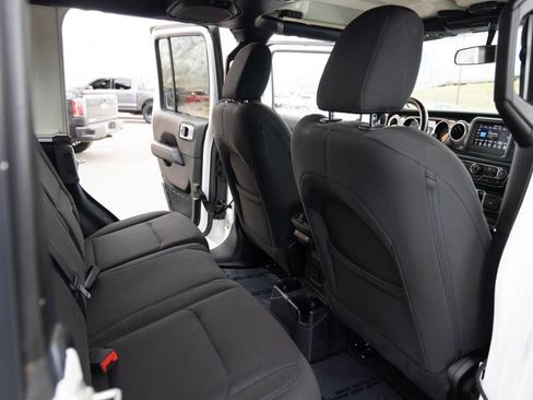 Used 2019 Jeep Wrangler Unlimited Sahara image 17