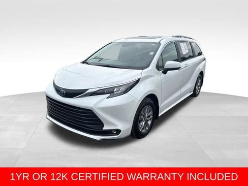 Used 2025 Toyota Sienna XLE FWD image 1