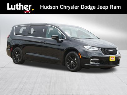 Used 2026 Chrysler Pacifica Select