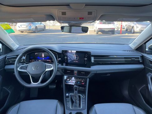 Used 2025 Volkswagen Jetta SE image 33