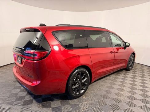 Used 2025 Chrysler Pacifica Limited image 15