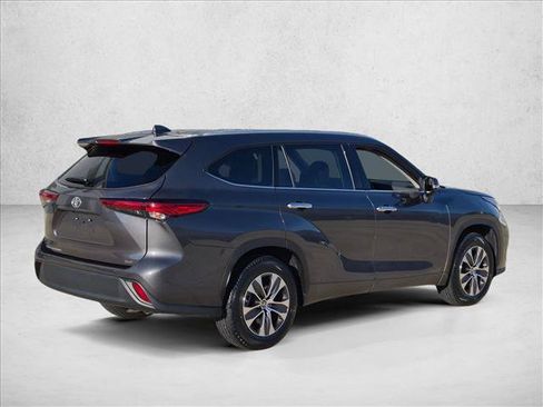 Used 2022 Toyota Highlander XLE FWD image 5