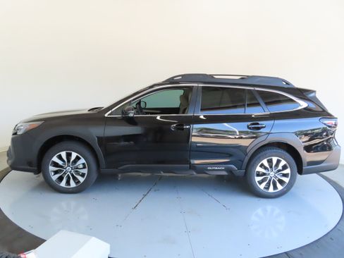 New 2025 Subaru Outback Limited image 9
