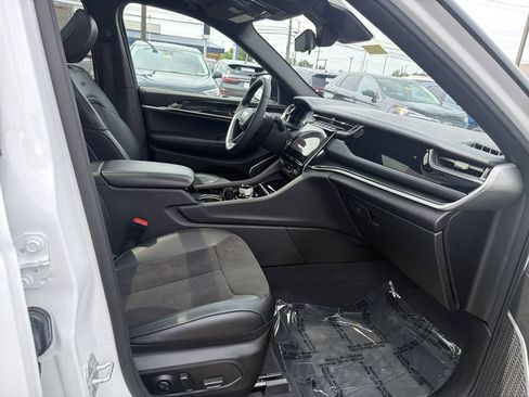 Used 2023 Jeep Grand Cherokee Trailhawk w/ Luxury Tech Group III AWD/4WD image 15