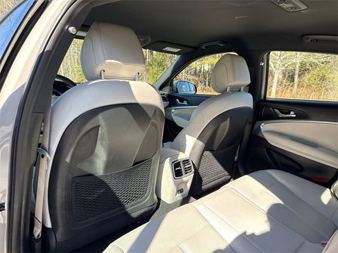 Used 2025 Genesis G70 2.5T image 27