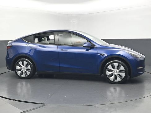 Used 2024 Tesla Model Y 2WD image 5