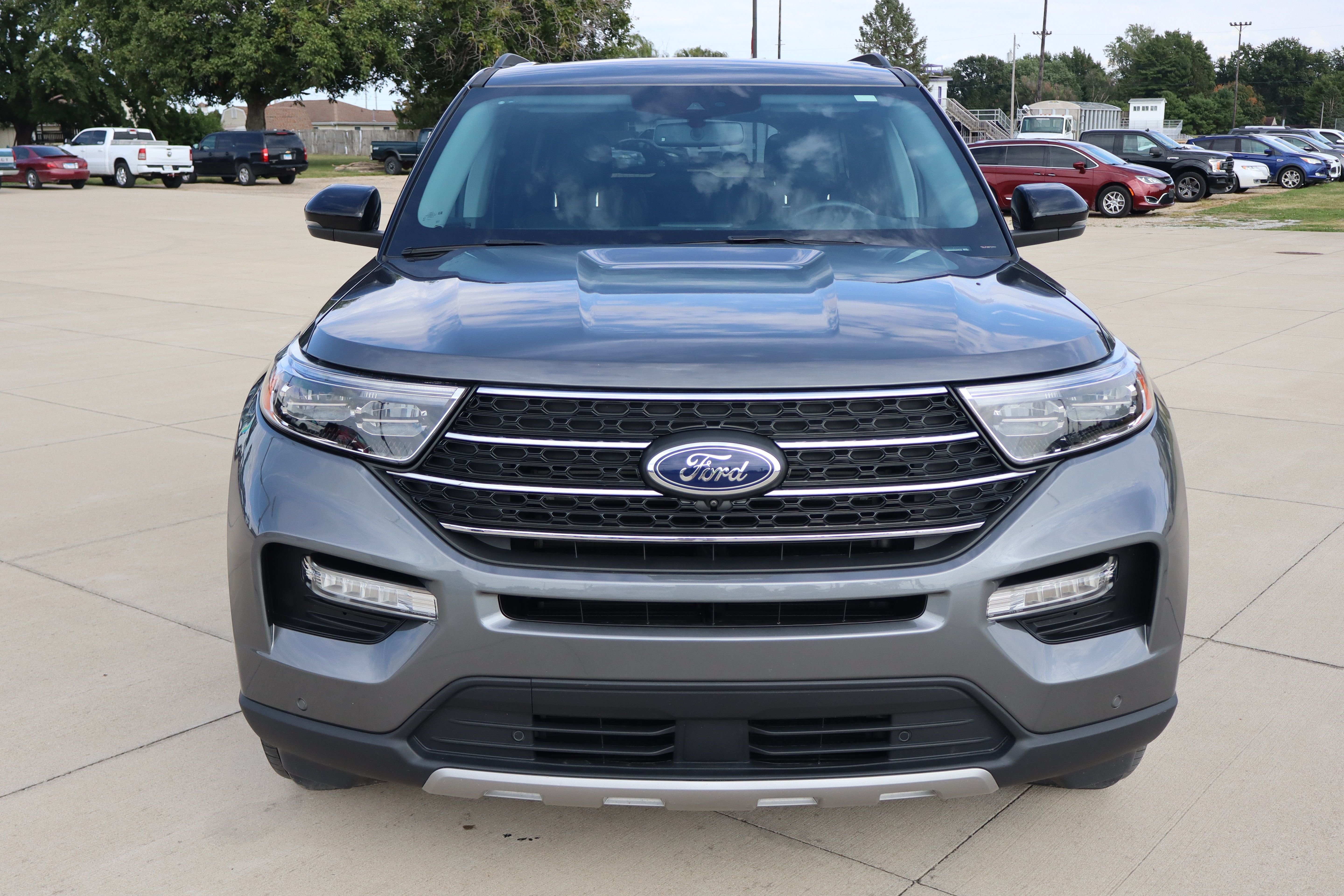 Used 2024 Ford Explorer XLT w/ Equipment Group 202A AWD/4WD image 2