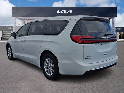 Used 2023 Chrysler Pacifica Touring-L image 4