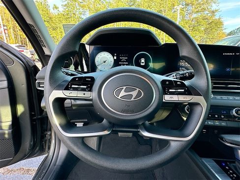Used 2024 Hyundai Elantra SEL image 18