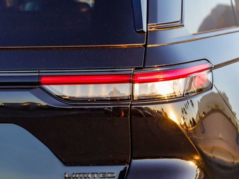 Used 2025 Jeep Grand Cherokee Limited w/ Luxury Tech Group II image 9