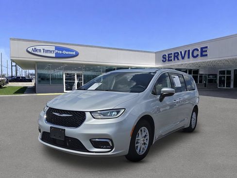 Used 2023 Chrysler Pacifica Touring-L FWD image 4