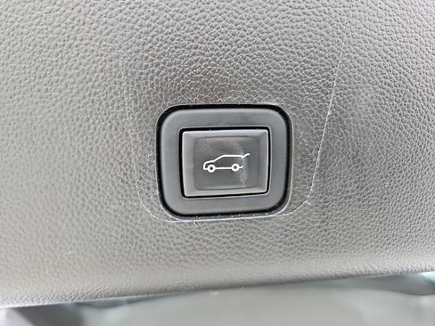 Used 2023 Chevrolet Traverse RS FWD image 17